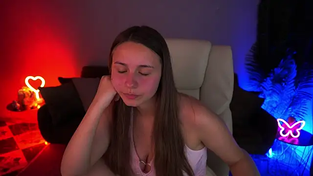 Snapshot of TinyNatalie chatting on July 8, 2026, 8:46 pm TinyNatalie online show from July 8, 2026, 8:46 pm