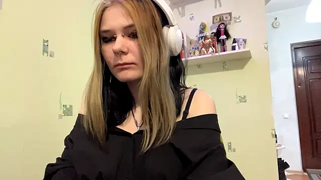 Snapshot of TraceeSchutt chatting on December 17, 2025, 8:15 pm TraceeSchutt online show from December 17, 2025, 8:15 pm