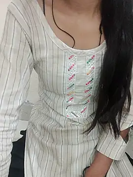 Snapshot of Alli8900 chatting on March 18, 2026, 7:17 pm Alli8900 online show from March 18, 2026, 7:17 pm