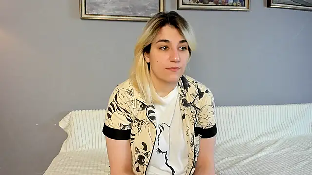 Snapshot of TideLunar chatting on December 15, 2025, 5:55 am TideLunar online show from December 15, 2025, 5:55 am