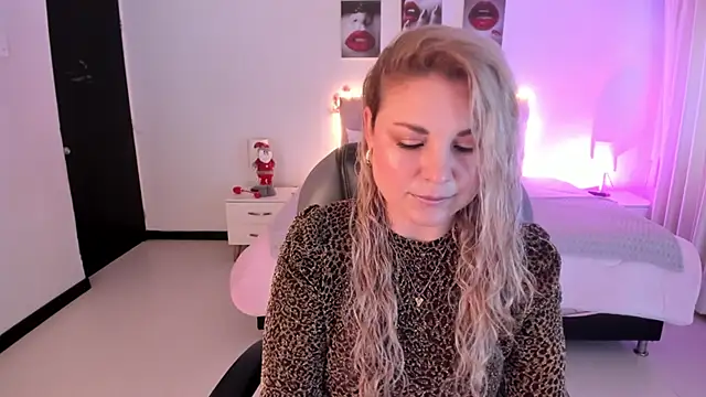 Snapshot of Violeta_Hotter chatting on November 26, 2025, 11:11 am Violeta Hotter online show from November 26, 2025, 11:11 am