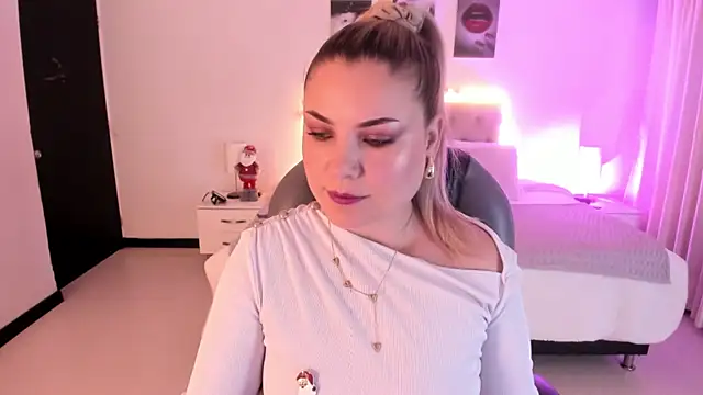 Snapshot of Violeta_Hotter chatting on December 3, 2025, 10:57 am Violeta Hotter online show from December 3, 2025, 10:57 am