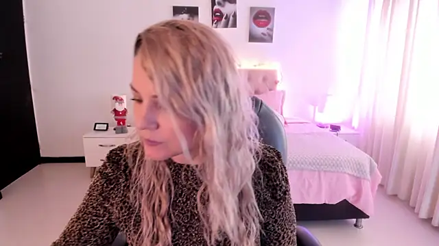 Snapshot of Violeta_Hotter chatting on December 15, 2025, 1:15 pm Violeta Hotter online show from December 15, 2025, 1:15 pm