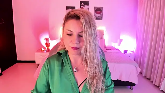 Snapshot of Violeta_Hotter chatting on December 16, 2025, 11:04 am Violeta Hotter online show from December 16, 2025, 11:04 am