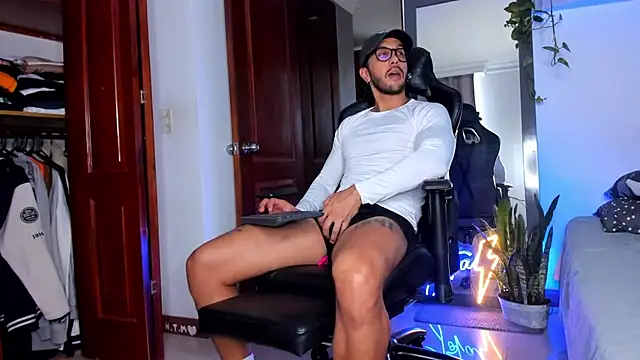 Snapshot of JotaCeliz chatting on December 13, 2025, 8:14 pm JotaCeliz online show from December 13, 2025, 8:14 pm