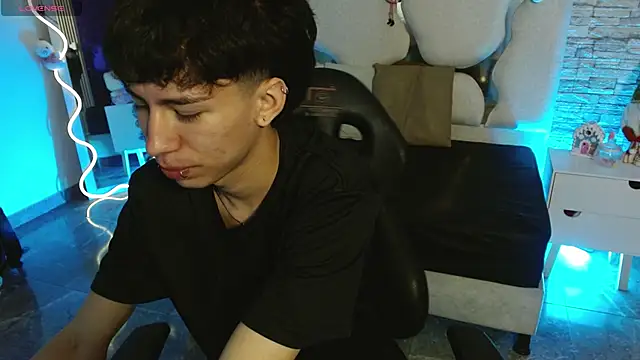 Snapshot of kaelwolf_tay chatting on December 14, 2025, 7:40 pm kaelwolf tay online show from December 14, 2025, 7:40 pm