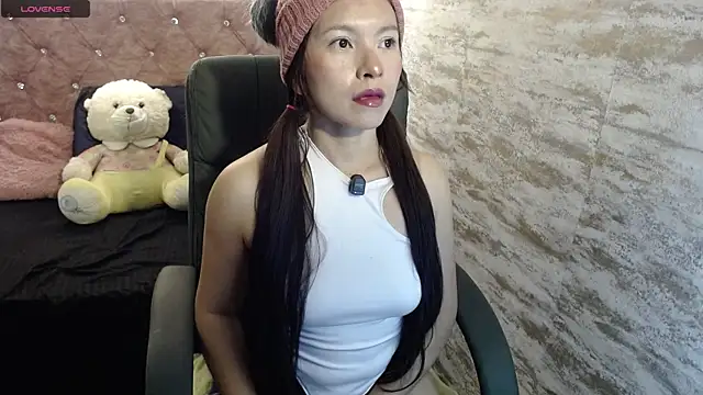 Snapshot of Cloe16_ chatting on December 3, 2025, 3:03 am Cloe16 online show from December 3, 2025, 3:03 am