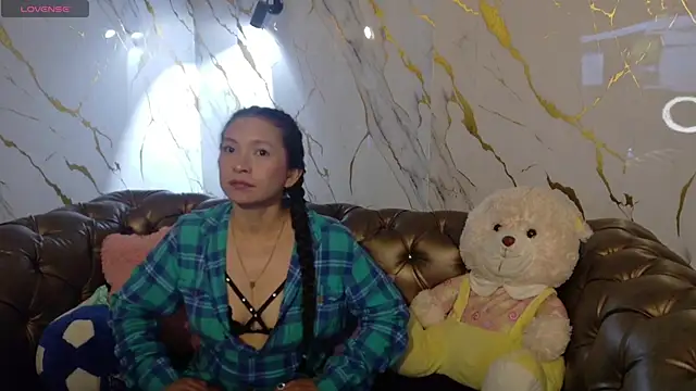 Snapshot of Cloe16_ chatting on December 14, 2025, 2:39 am Cloe16 online show from December 14, 2025, 2:39 am