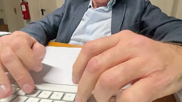 Snapshot of SimonZydar chatting on November 27, 2025, 4:20 pm SimonZydar online show from November 27, 2025, 4:20 pm