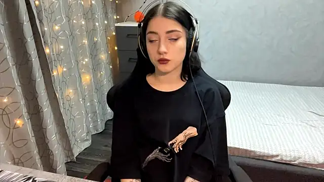 Snapshot of Meowluly chatting on December 1, 2025, 9:20 pm Meowluly online show from December 1, 2025, 9:20 pm