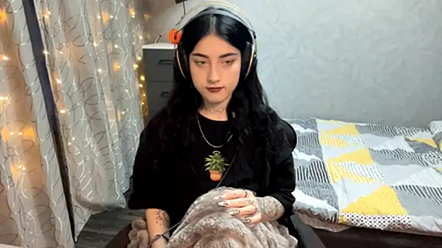 Snapshot of Meowluly chatting on December 3, 2025, 9:24 pm Meowluly online show from December 3, 2025, 9:24 pm