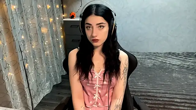 Snapshot of Meowluly chatting on December 4, 2025, 9:45 pm Meowluly online show from December 4, 2025, 9:45 pm