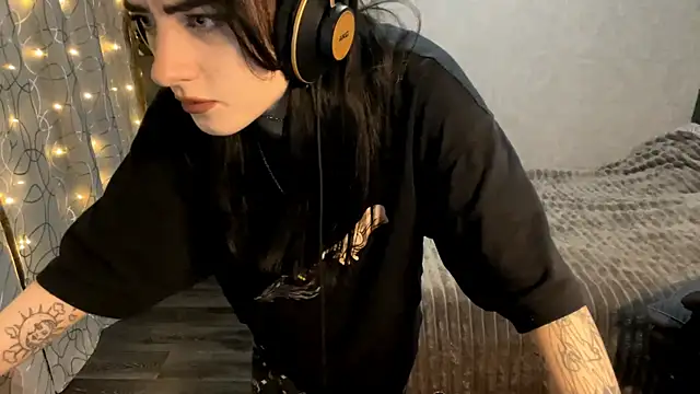 Snapshot of Meowluly chatting on December 17, 2025, 8:48 pm Meowluly online show from December 17, 2025, 8:48 pm