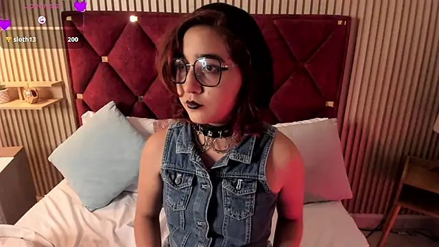 Kiri Velvet online show from April 16, 2026, 9:39 pm