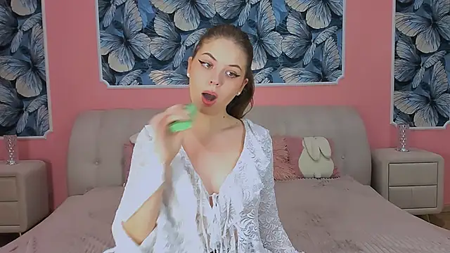 Snapshot of TINA_LIOREN chatting on December 17, 2025, 5:57 am TINA LIOREN online show from December 17, 2025, 5:57 am