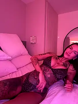 Snapshot of NikkiFoxx_13 chatting on December 19, 2025, 9:38 am NikkiFoxx 13 online show from December 19, 2025, 9:38 am