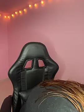 Snapshot of Davne_ chatting on December 4, 2025, 9:12 pm Davne online show from December 4, 2025, 9:12 pm