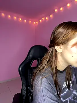 Snapshot of Davne_ chatting on December 15, 2025, 9:19 pm Davne online show from December 15, 2025, 9:19 pm