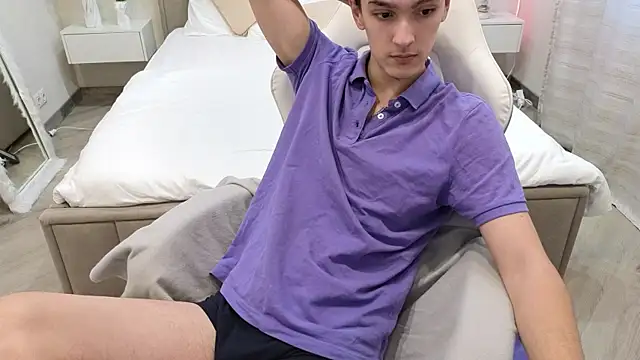 Snapshot of MoonlinSkinn chatting on December 4, 2025, 8:01 am MoonlinSkinn online show from December 4, 2025, 8:01 am