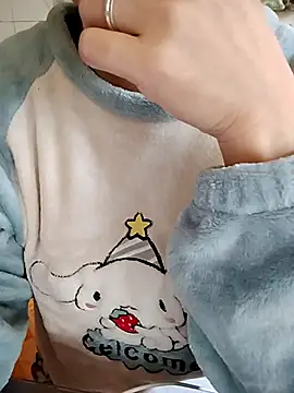 Snapshot of HanniZii chatting on December 2, 2025, 3:56 am HanniZii online show from December 2, 2025, 3:56 am