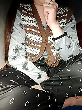 Snapshot of HanniZii chatting on December 3, 2025, 4:05 pm HanniZii online show from December 3, 2025, 4:05 pm