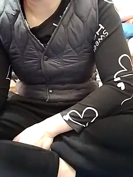 Snapshot of HanniZii chatting on December 15, 2025, 1:54 am HanniZii online show from December 15, 2025, 1:54 am