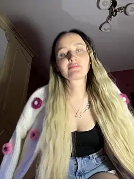 Snapshot of TomilaSi chatting on December 3, 2025, 8:18 pm TomilaSi online show from December 3, 2025, 8:18 pm