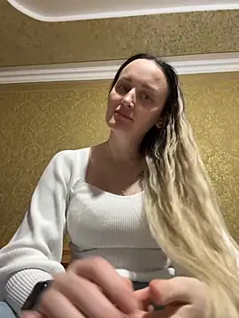 Snapshot of TomilaSi chatting on December 5, 2025, 7:21 pm TomilaSi online show from December 5, 2025, 7:21 pm