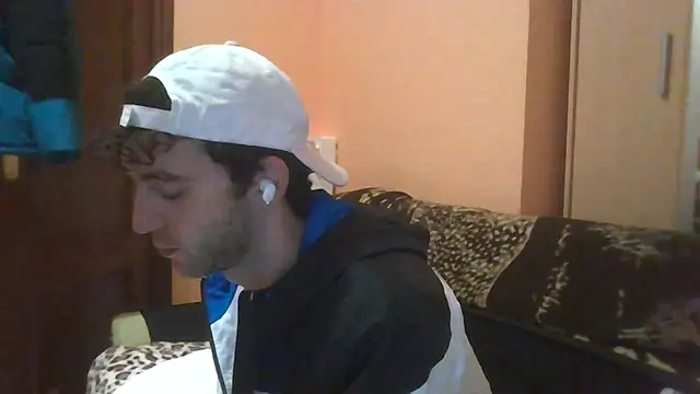 Snapshot of Hugoo_21 chatting on December 17, 2025, 10:49 pm Hugoo 21 online show from December 17, 2025, 10:49 pm