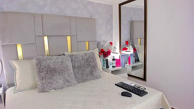 IsisBrown  online show from April 14, 2026, 7:42 pm