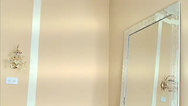 Snapshot of HallieStone chatting on December 16, 2025, 2:22 pm HallieStone online show from December 16, 2025, 2:22 pm