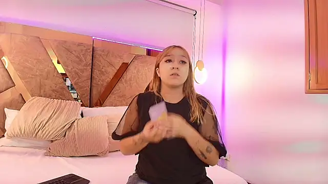 emma cook  online show from November 28, 2025, 9:28 pm