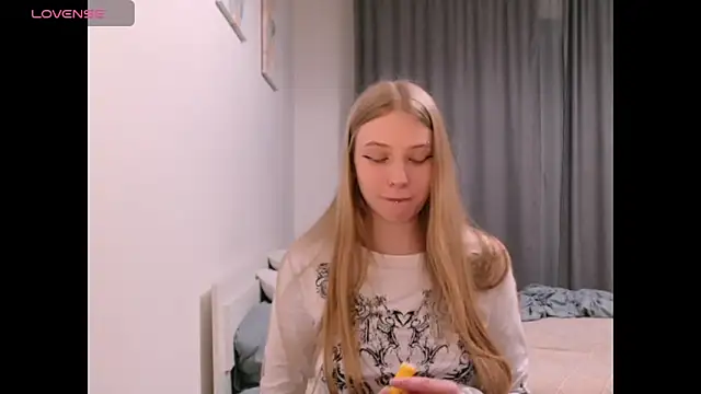 Snapshot of _Milana_Sparkl75_ chatting on December 3, 2025, 1:35 am Milana Sparkl75 online show from December 3, 2025, 1:35 am