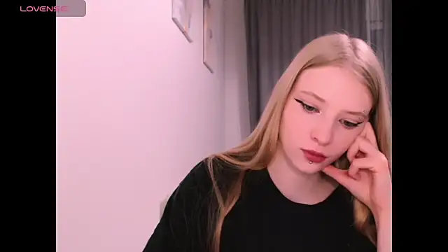 Snapshot of _Milana_Sparkl75_ chatting on December 5, 2025, 2:20 am Milana Sparkl75 online show from December 5, 2025, 2:20 am