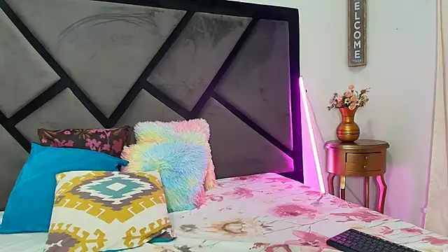 Snapshot of TashaNaughty4u chatting on December 4, 2025, 12:14 pm TashaNaughty4u online show from December 4, 2025, 12:14 pm