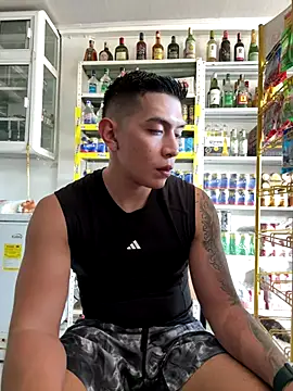 Snapshot of OliverWest04 chatting on December 17, 2025, 8:59 pm OliverWest04 online show from December 17, 2025, 8:59 pm