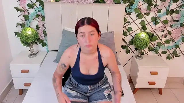 Snapshot of CharlotteBlossom chatting on December 17, 2025, 8:37 pm CharlotteBlossom online show from December 17, 2025, 8:37 pm