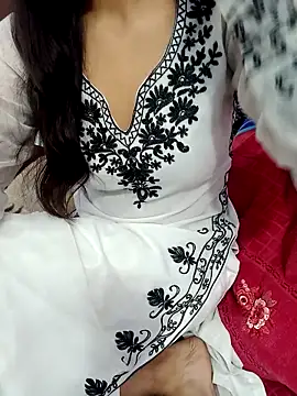 Snapshot of Triptii_0 chatting on December 5, 2025, 6:15 pm Triptii 0 online show from December 5, 2025, 6:15 pm