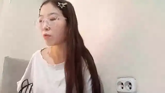 Snapshot of MollyTiger chatting on December 4, 2025, 6:44 am MollyTiger online show from December 4, 2025, 6:44 am