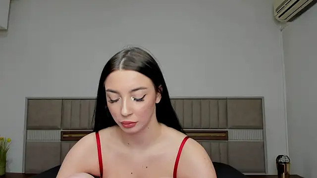 Snapshot of SaraElisse chatting on December 14, 2025, 10:36 pm SaraElisse online show from December 14, 2025, 10:36 pm