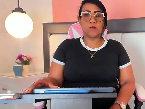 Snapshot of KarolWest_ chatting on December 16, 2025, 11:59 am KarolWest online show from December 16, 2025, 11:59 am