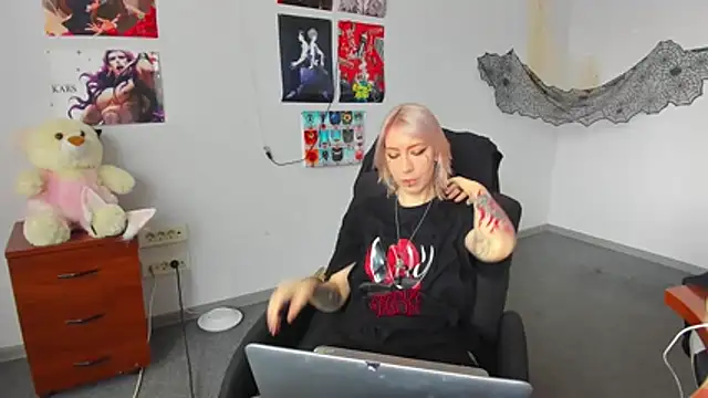 Snapshot of AuraliLi chatting on December 17, 2025, 10:21 am AuraliLi online show from December 17, 2025, 10:21 am