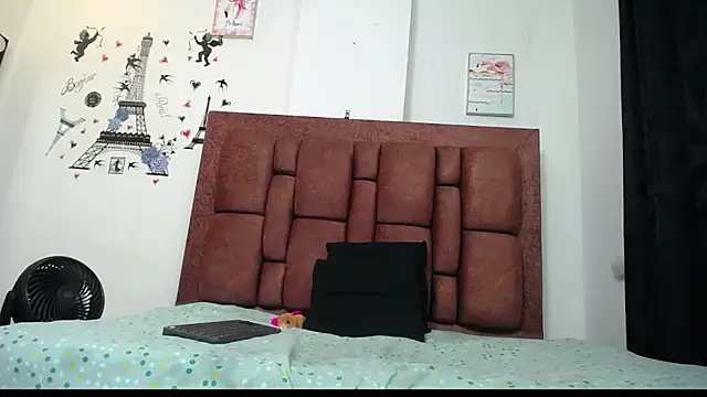 Snapshot of varascott chatting on April 18, 2026, 7:51 pm varascott online show from April 18, 2026, 7:51 pm