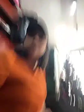 Snapshot of Laurabuu_ chatting on November 26, 2025, 7:04 pm Laurabuu online show from November 26, 2025, 7:04 pm