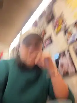 Snapshot of Laurabuu_ chatting on December 3, 2025, 10:41 pm Laurabuu online show from December 3, 2025, 10:41 pm