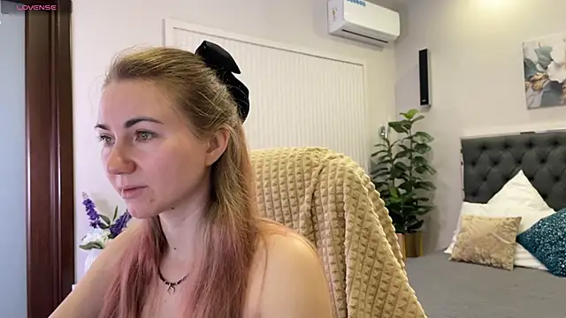 Snapshot of SofiAngela chatting on December 5, 2025, 1:14 am SofiAngela online show from December 5, 2025, 1:14 am