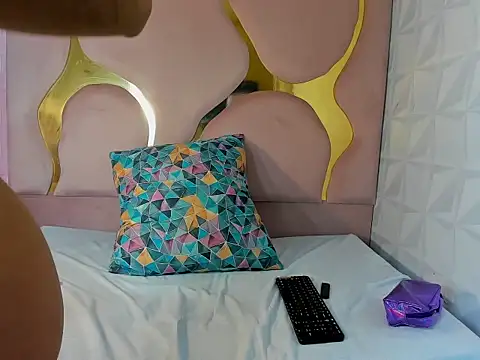 Snapshot of peachrouge chatting on December 17, 2025, 8:37 pm peachrouge online show from December 17, 2025, 8:37 pm