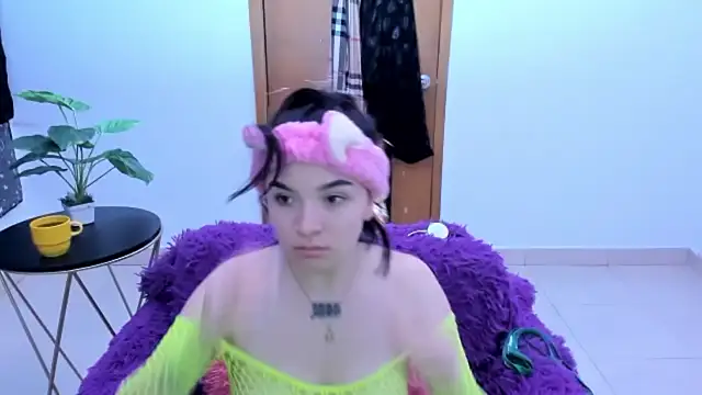 Snapshot of Honney_19 chatting on December 16, 2025, 10:20 am Honney 19 online show from December 16, 2025, 10:20 am