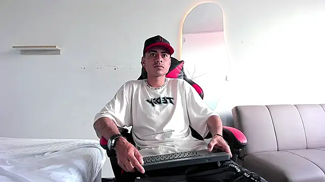 Snapshot of MatthewCullen chatting on December 4, 2025, 5:21 pm MatthewCullen online show from December 4, 2025, 5:21 pm