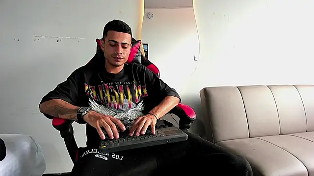 Snapshot of MatthewCullen chatting on December 5, 2025, 7:32 pm MatthewCullen online show from December 5, 2025, 7:32 pm